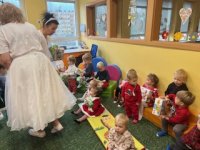 Dzieci witają Świętego Mikołaja